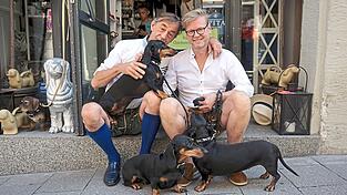 Leicht erschöpft vor der Dackelparade: Seppi Küblbeck (links) und Oliver Storz vor ihrem Dackelmuseum mit Seppi, Moni und Blümchen.