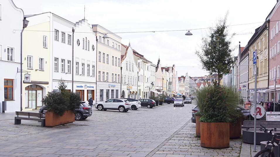 In den Pflanztrögen auf dem Vilsbiburger Stadtplatz stehen Bäumchen. Um Schattenspender handelt es sich bei ihnen nicht. In den Pflanztrögen auf dem Vilsbiburger Stadtplatz stehen Bäumchen. Um Schattenspender handelt es sich bei ihnen nicht.