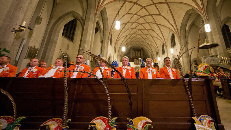 Die Narrenkappen des Elferrats liegen am 14.01.2016 beim Gottesdienst der Narren in der Kirche St. Josef in Würzburg (Bayern) vor der Kirchenbank auf dem Boden. Würzburgs Karnevalisten holen sich vor dem Höhepunkt der Session bei einem närrischen Gottesdienst den Segen. Der karnevalistische Eröffnungsgottesdienst soll der einzige seiner Art in Bayern/Süddeutschland sein. Die Narrenkappen des Elferrats liegen am 14.01.2016 beim Gottesdienst der Narren in der Kirche St. Josef in Würzburg (Bayern) vor der Kirchenbank auf dem Boden. Würzburgs Karnevalisten holen sich vor dem Höhepunkt der Session bei einem närrischen Gottesdienst den Segen. Der karnevalistische Eröffnungsgottesdienst soll der einzige seiner Art in Bayern/Süddeutschland sein.