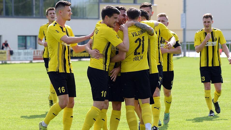 Die Spieler der DJK Vilzing bejubeln den zwischenzeitlichen Treffer zum 2:0. Ob sie da schon ahnten, dass noch fünf weitere Treffer dazukommen werden? Die Spieler der DJK Vilzing bejubeln den zwischenzeitlichen Treffer zum 2:0. Ob sie da schon ahnten, dass noch fünf weitere Treffer dazukommen werden?