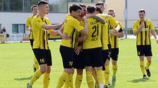 Die Spieler der DJK Vilzing bejubeln den zwischenzeitlichen Treffer zum 2:0. Ob sie da schon ahnten, dass noch fünf weitere Treffer dazukommen werden?