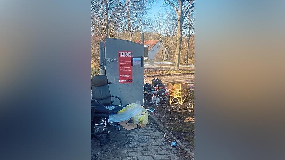 An manchen Containern im Stadtgebiet wird illegal Sperrm&uuml;ll abgeladen.