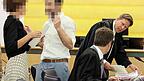 Bei Verteidiger Philip Schelling (rechts) sollen sich reihenweise Ärzte gemeldet haben, die in einer möglichen Verurteilung einen gefährlichen Präzedenzfall sehen und ihre Hilfe in dem Verfahren anbieten.