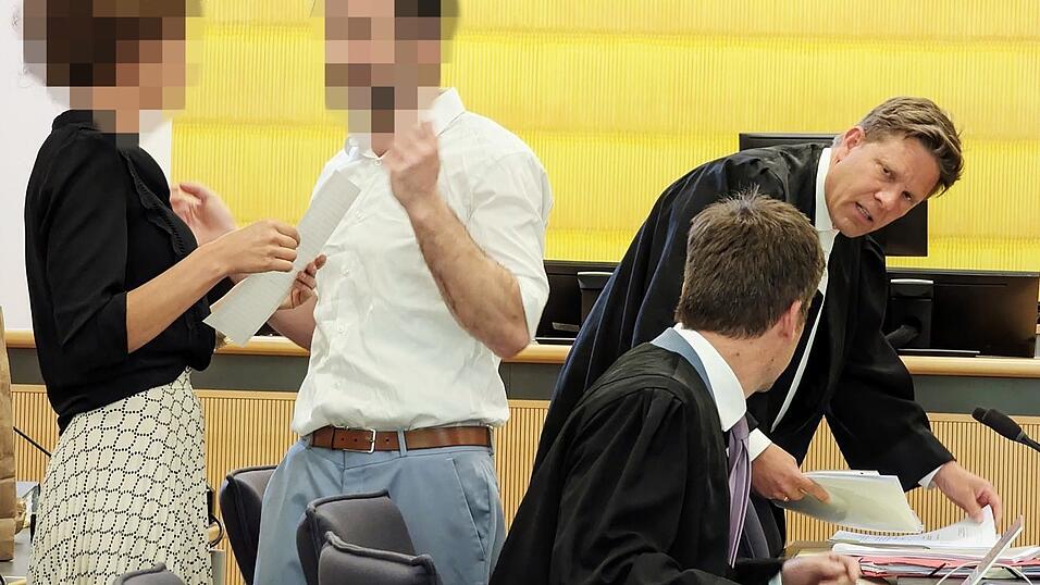 Bei Verteidiger Philip Schelling (rechts) sollen sich reihenweise Ärzte gemeldet haben, die in einer möglichen Verurteilung einen gefährlichen Präzedenzfall sehen und ihre Hilfe in dem Verfahren anbieten. Bei Verteidiger Philip Schelling (rechts) sollen sich reihenweise Ärzte gemeldet haben, die in einer möglichen Verurteilung einen gefährlichen Präzedenzfall sehen und ihre Hilfe in dem Verfahren anbieten.