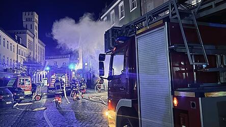 Dichter Rauch drang während des Einsatzes aus dem Geschäft.