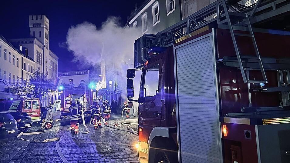 Dichter Rauch drang während des Einsatzes aus dem Geschäft. Dichter Rauch drang während des Einsatzes aus dem Geschäft.