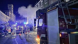 Dichter Rauch drang während des Einsatzes aus dem Geschäft. Dichter Rauch drang während des Einsatzes aus dem Geschäft.