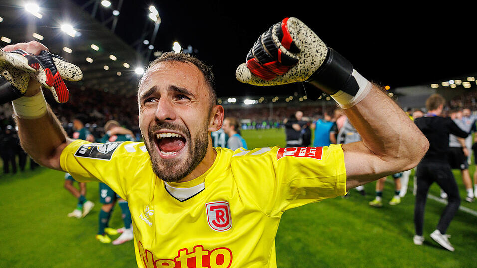 Mai 2024: Die Regensburger um Keeper Felix Gebhardt feiern in Wiesbaden den Aufstieg in die 2. Bundesliga. Gut ein Jahr später kehren die Oberpfälzer, mittlerweile wieder drittklassig, an diesem Dienstag zurück in die hessische Landeshauptstadt - und brauchen nach der Heimpleite gegen Essen dringend ein Erfolgserlebnis.