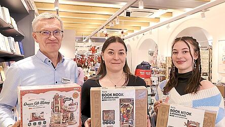 Filialleiter Bernhard Bachem, Laura Reich und Carmen Hoppe aus der Buchhandlung Hugendubel mit den „Book Nooks“. Filialleiter Bernhard Bachem, Laura Reich und Carmen Hoppe aus der Buchhandlung Hugendubel mit den „Book Nooks“.