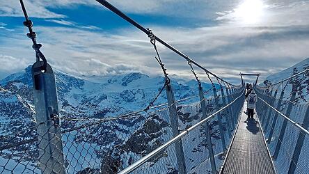 Auf &uuml;ber 3.000 Metern f&uuml;hrt die H&auml;ngebr&uuml;cke &bdquo;Titlis Cliff Walk&ldquo; &uuml;ber die S&uuml;dwand bis zur Bergstation des Gletscherlifts &bdquo;Ice Flyer&ldquo;.