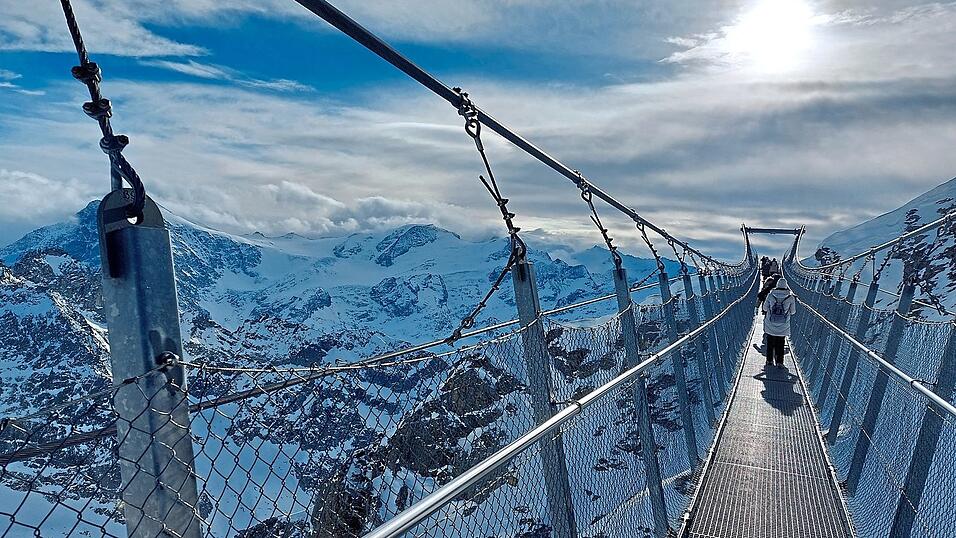 Auf &uuml;ber 3.000 Metern f&uuml;hrt die H&auml;ngebr&uuml;cke &bdquo;Titlis Cliff Walk&ldquo; &uuml;ber die S&uuml;dwand bis zur Bergstation des Gletscherlifts &bdquo;Ice Flyer&ldquo;.