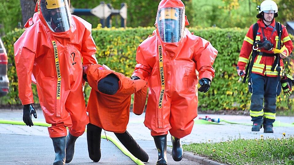 Im &Uuml;bungs-Szenario wurde eine vermisste Person von Einsatzkr&auml;ften mit Chemiekalienschutzanz&uuml;gen aus dem Keller des Freibads geborgen.