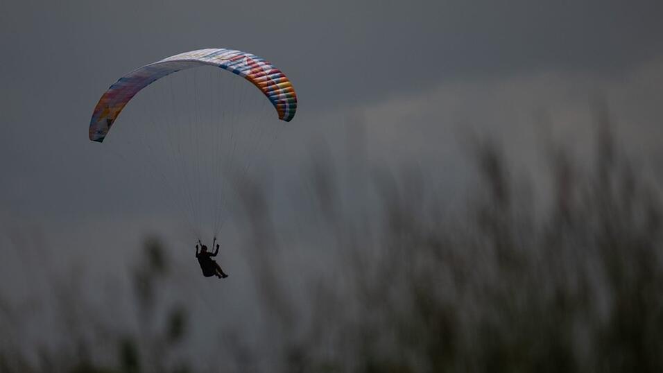 Kam es zu einem Gleitschirmunfall? Nach dem Anruf rücken sofort zahlreiche Kräfte aus. (Symbolbild) Kam es zu einem Gleitschirmunfall? Nach dem Anruf rücken sofort zahlreiche Kräfte aus. (Symbolbild)