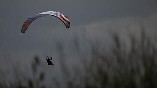 Kam es zu einem Gleitschirmunfall? Nach dem Anruf r&uuml;cken sofort zahlreiche Kr&auml;fte aus. (Symbolbild)