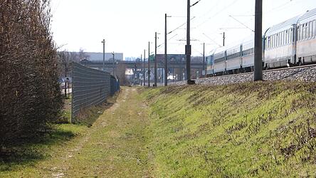 Den Weg im Bereich zwischen dem Recycling-Betrieb und dem Bahngleis meiden Spazierg&auml;nger.