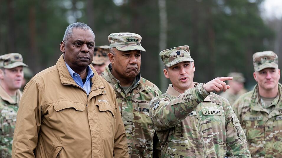 US-Verteidigungsminister Lloyd J. Austin (l.) besucht in Grafenw&ouml;hr die US-Soldaten, die Ukrainer am Sch&uuml;tzenpanzer 'Bradley' ausbilden. Begleitet wurde er unter anderem vom General Darryl A. Williams (Zweiter v. l.), dem Oberkommandierenden des US-Heeres in Europa.