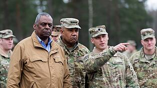 US-Verteidigungsminister Lloyd J. Austin (l.) besucht in Grafenwöhr die US-Soldaten, die Ukrainer am Schützenpanzer 'Bradley' ausbilden. Begleitet wurde er unter anderem vom General Darryl A. Williams (Zweiter v. l.), dem Oberkommandierenden des US-Heeres in Europa. US-Verteidigungsminister Lloyd J. Austin (l.) besucht in Grafenwöhr die US-Soldaten, die Ukrainer am Schützenpanzer 'Bradley' ausbilden. Begleitet wurde er unter anderem vom General Darryl A. Williams (Zweiter v. l.), dem Oberkommandierenden des US-Heeres in Europa.