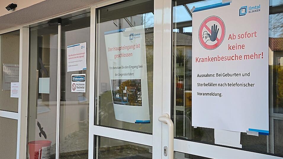 Eine für immer verschlossene Tür, so wie hier kurzfristig für den Besucherverkehr während der Coronapandemie, wäre für die Aktiven in der Initiative 'Rettet das Mainburger Krankenhaus' ein Horrorszenario.