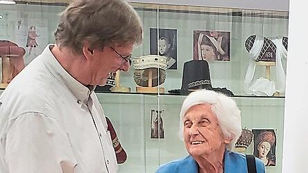 Fundus-Chef Stefan H&auml;rtl &uuml;bergab Gertrud Kerner die goldene Ehrennadel der F&ouml;rderer f&uuml;r 50 Jahre Mitgliedschaft.