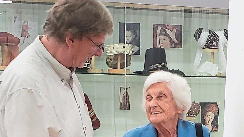 Fundus-Chef Stefan H&auml;rtl &uuml;bergab Gertrud Kerner die goldene Ehrennadel der F&ouml;rderer f&uuml;r 50 Jahre Mitgliedschaft.