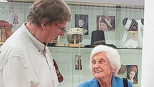 Fundus-Chef Stefan Härtl übergab Gertrud Kerner die goldene Ehrennadel der Förderer für 50 Jahre Mitgliedschaft.