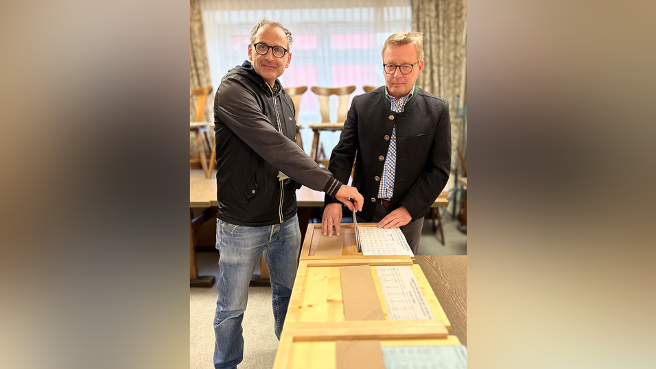 Grünen-Kandidat Stefan Zeller gibt seine Stimme im Wahllokal ab.