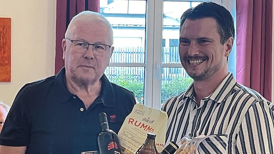 Die Verabschiedung von Josef Sterr (links), verbunden mit dem Dank für 24 Jahre als Stadtrat und Fraktionssprecher der Freien Wähler. Die Verabschiedung von Josef Sterr (links), verbunden mit dem Dank für 24 Jahre als Stadtrat und Fraktionssprecher der Freien Wähler.