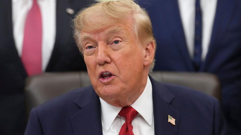 US-Pr&auml;sident Donald Trump schlie&szlig;t aus, dass die USA f&uuml;r ein gedrosseltes Tempo bei der KI-Entwicklung sorgen. (Archivbild)