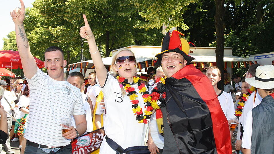 Christian Fertl war am Sonntag auf der Fanmeile in Berlin und erlebte dort das Achtelfinale gegen England auf Gro&szlig;leinwand.