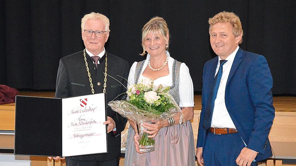Max Schadenfroh präsentiert seine Ernennungsurkunde zum Altbürgermeister, die er von Bürgermeister Josef Beham (r.) überreicht bekam. Edith Schadenfroh freut sich mit ihrem Gatten über den feierlichen Anlass. Max Schadenfroh präsentiert seine Ernennungsurkunde zum Altbürgermeister, die er von Bürgermeister Josef Beham (r.) überreicht bekam. Edith Schadenfroh freut sich mit ihrem Gatten über den feierlichen Anlass.