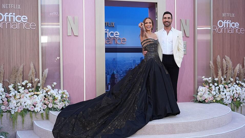 Er schrieb ihre Rolle: Brett Goldstein und Jennifer Lopez bei der Premiere zum Netflix-Film &laquo;Office Romance&raquo; in Los Angeles.