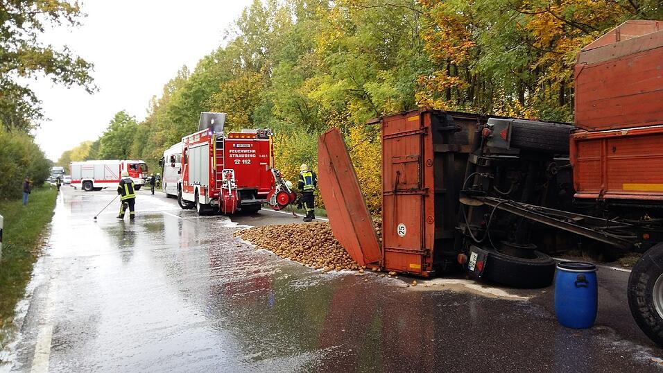 Bei einem Unfall zwischen einem Bus und einem Traktor wurde eine Person verletzt.