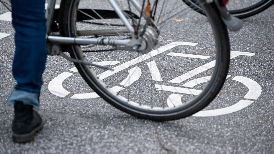 Der Radfahrer stieg von seinem Fahrrad und schlug eine Scheibe des Autos ein. (Symbolbild) Der Radfahrer stieg von seinem Fahrrad und schlug eine Scheibe des Autos ein. (Symbolbild)