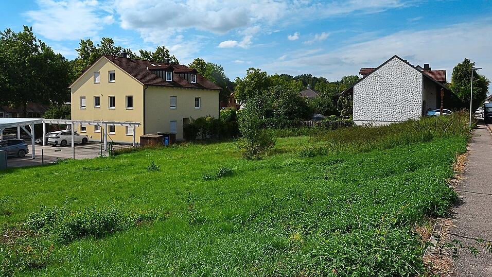 Einem an dieser Stelle der Hans-Detter-Stra&szlig;e geplanten F&uuml;nffamilienhaus verweigerte der Bau- und Umweltausschuss des Stadtrats trotz Bauturbo die Zustimmung. Im Endeffekt scheiterte das Vorhaben an dem beantragten Pultdach, wie es noch keines in diesem Stadtviertel gibt.