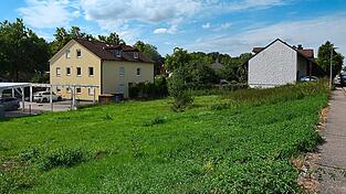 Einem an dieser Stelle der Hans-Detter-Straße geplanten Fünffamilienhaus verweigerte der Bau- und Umweltausschuss des Stadtrats trotz Bauturbo die Zustimmung. Im Endeffekt scheiterte das Vorhaben an dem beantragten Pultdach, wie es noch keines in diesem Stadtviertel gibt. Einem an dieser Stelle der Hans-Detter-Straße geplanten Fünffamilienhaus verweigerte der Bau- und Umweltausschuss des Stadtrats trotz Bauturbo die Zustimmung. Im Endeffekt scheiterte das Vorhaben an dem beantragten Pultdach, wie es noch keines in diesem Stadtviertel gibt.