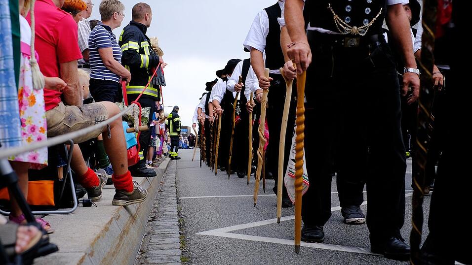 Zahlreiche Musik- und Trachtengruppen zogen nach dreij&auml;hriger Pause am Freitagabend zum Festplatz Am Hagen.