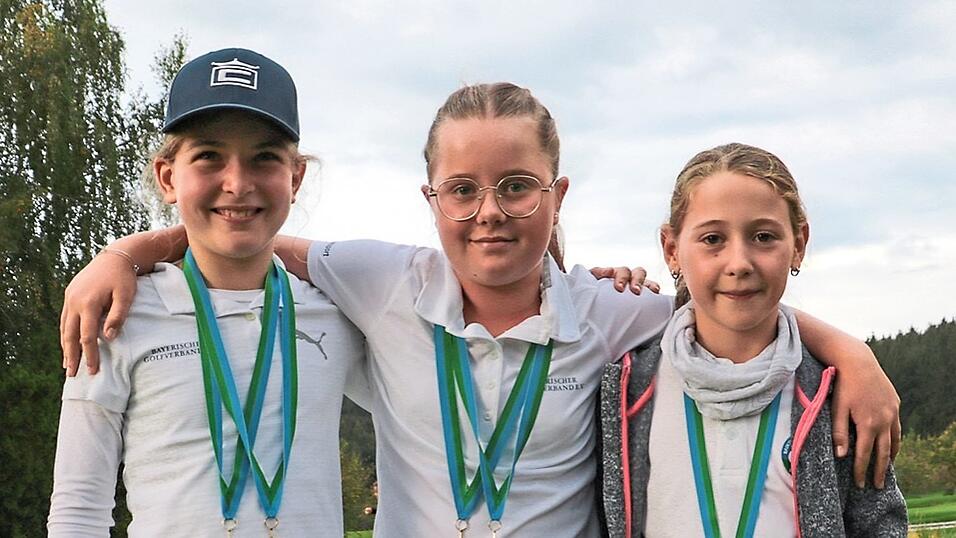 Siegerin Julia Anneser vom Golf- und Landclub Holledau (Mitte) darf sich süddeutsche Golfmeisterin der AK 10 nennen. Siegerin Julia Anneser vom Golf- und Landclub Holledau (Mitte) darf sich süddeutsche Golfmeisterin der AK 10 nennen.