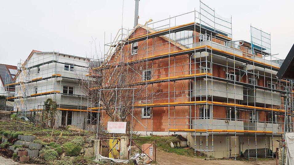 Die beiden Mehrfamilienhäuser in der Hauptstraße können nach einem Baustopp und Rückbau nun fertiggestellt werden. Die beiden Mehrfamilienhäuser in der Hauptstraße können nach einem Baustopp und Rückbau nun fertiggestellt werden.