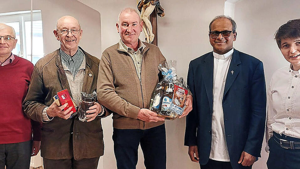 Max Wolf (Kirchenpfleger Laberweinting), Franz Knott, Sepp Putz, Pfarrer George und Steffi Huber (PGR-Sprecherin, von links)