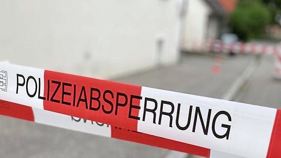 Das Absperrband wurde dieses Jahr vor der Dienststelle gebraucht, weil sich Dachziegel gelöst hatten. Das Gebäude in der Frühlingsstraße ist nicht nur mitten in der Wohnsiedlung, sondern auch in die Jahre gekommen. Das Absperrband wurde dieses Jahr vor der Dienststelle gebraucht, weil sich Dachziegel gelöst hatten. Das Gebäude in der Frühlingsstraße ist nicht nur mitten in der Wohnsiedlung, sondern auch in die Jahre gekommen.