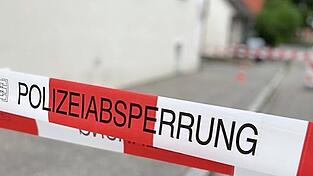 Das Absperrband wurde dieses Jahr vor der Dienststelle gebraucht, weil sich Dachziegel gelöst hatten. Das Gebäude in der Frühlingsstraße ist nicht nur mitten in der Wohnsiedlung, sondern auch in die Jahre gekommen. Das Absperrband wurde dieses Jahr vor der Dienststelle gebraucht, weil sich Dachziegel gelöst hatten. Das Gebäude in der Frühlingsstraße ist nicht nur mitten in der Wohnsiedlung, sondern auch in die Jahre gekommen.