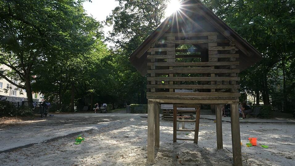 In schattigen Spielh&uuml;tten l&auml;sst es sich auch bei Hitze aushalten.