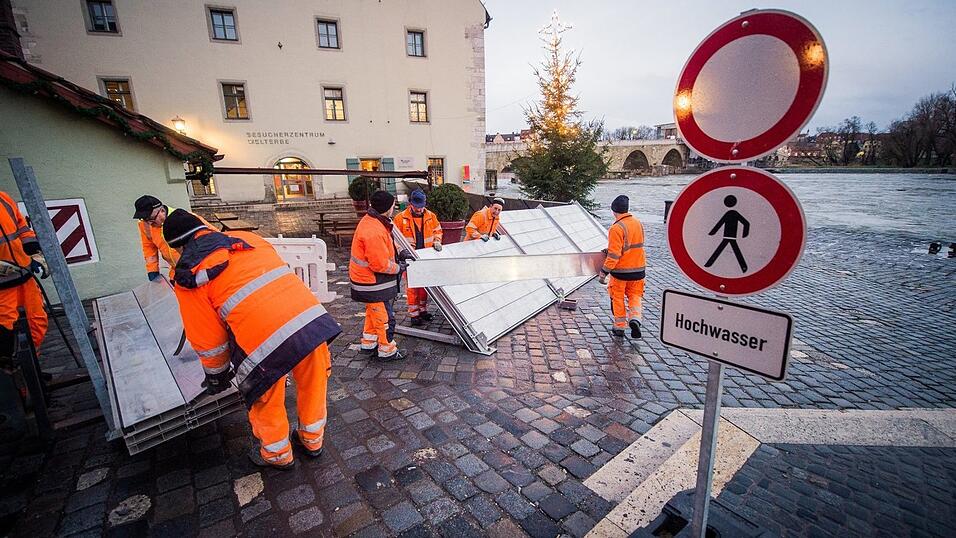 Regensburg bereitet sich auf das Hochwasser vor.