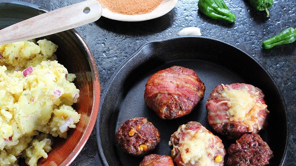So sehen sie aus: Fleischpflanzerl mit Käsefüllung im Speckmantel vom Grill.