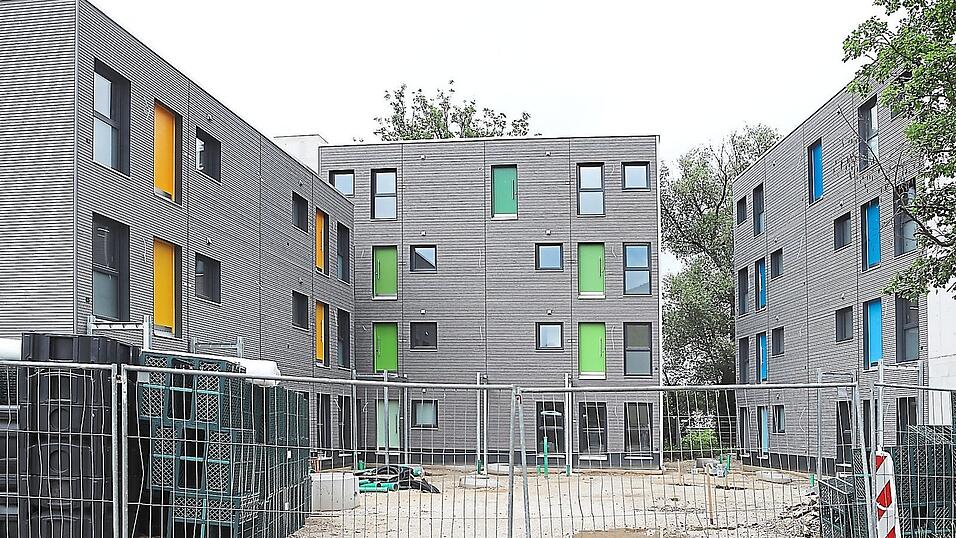 Das Allermeiste am Bau an der Marienburger Stra&szlig;e 15 ist laut Andrea Walter, 'home and care'-Projektmanagerin bereits geschafft. Letzte Arbeiten f&auml;nden derzeit etwa noch an den Au&szlig;enanlagen statt. Im September sollen die drei Geb&auml;ude dann - zwei Monate sp&auml;ter als urspr&uuml;nglich geplant - bezugsfertig sein.