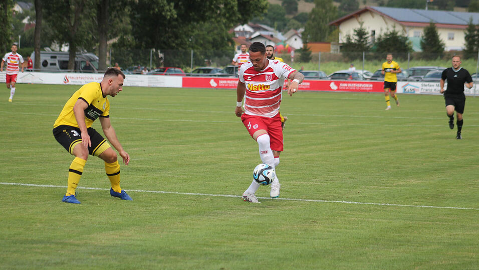 Joël Zwarts (Bildmitte) kürzlich im Testpiel des SSV Jahn gegen Plauen. 