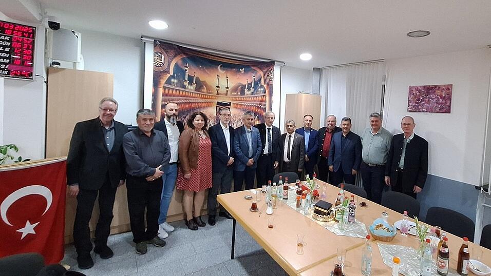 Die Vertreter der islamischen Gemeinde mit den Gästen aus der Politik und Kirche. Die Vertreter der islamischen Gemeinde mit den Gästen aus der Politik und Kirche.