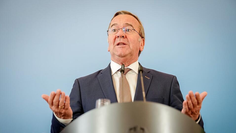 Bei einer Pressekonferenz wird Verteidigungsminister Boris Pistorius (SPD) auf die Eckpunkte für den Zivilschutz angesprochen. Bei einer Pressekonferenz wird Verteidigungsminister Boris Pistorius (SPD) auf die Eckpunkte für den Zivilschutz angesprochen.