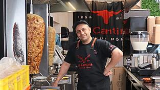 Abbas Ali arbeitet im Dönerladen Lo Cantina von Volkan Gök. Die Temperaturen vor dem Dönerspieß sind hoch. Abbas Ali arbeitet im Dönerladen Lo Cantina von Volkan Gök. Die Temperaturen vor dem Dönerspieß sind hoch.