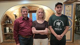 Der neugewählte stellvertretende BSW-Bezirksvorsitzende Alexander Hoffmann (l.) mit Landesvorsitzender Irmgard Freihoffer und Beisitzer Pascal Nicolas Käser. Der neugewählte stellvertretende BSW-Bezirksvorsitzende Alexander Hoffmann (l.) mit Landesvorsitzender Irmgard Freihoffer und Beisitzer Pascal Nicolas Käser.